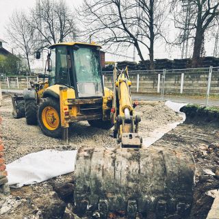 Náš milovaný Valli Komatsu WB97S 🚜. Tentokrát začišťujeme hrany výkopu před zásypem vhodnějším materiálem.
