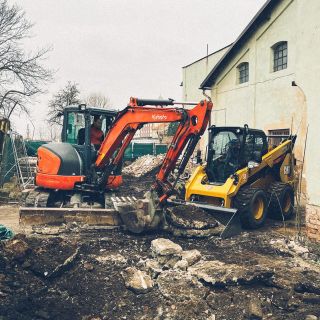 Výkopové práce v podání osvědčeného bagru 🔴 Kubota U48-4 a 🟡 smykového nakladače CAT 272D3 XE. 👷🏻‍♂️👍🏻