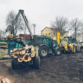Přátelé v lesních barvách nám na chvíli přerušili stavební práce se svým orámovaným strojem Deutz-Fahr 5110. 🌲🪵🚜 Fešáci!