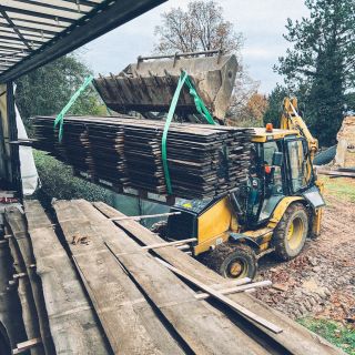 Materiál dorazil a Desta stále nikde. 👀 S prostoji ale nejsme kamarádi a tak jsme si hravě poradili s CAT 428D. 👷🏻‍♂️👍🏻