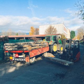 Vyřazené betonové pražce nově poslouží jako cesta v malém hospodářství, kde vládne John Deere 6430 PREMIUM. 🚜🐮...